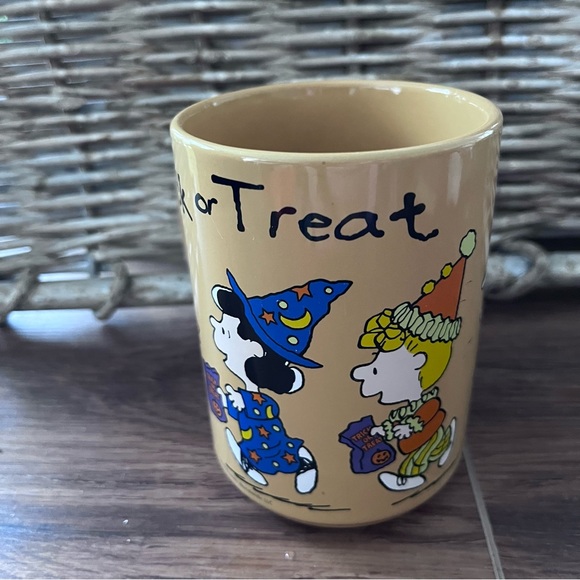 Snoopy and Friends Trick or Treat coffee mug. Halloween - Picture 1 of 6
